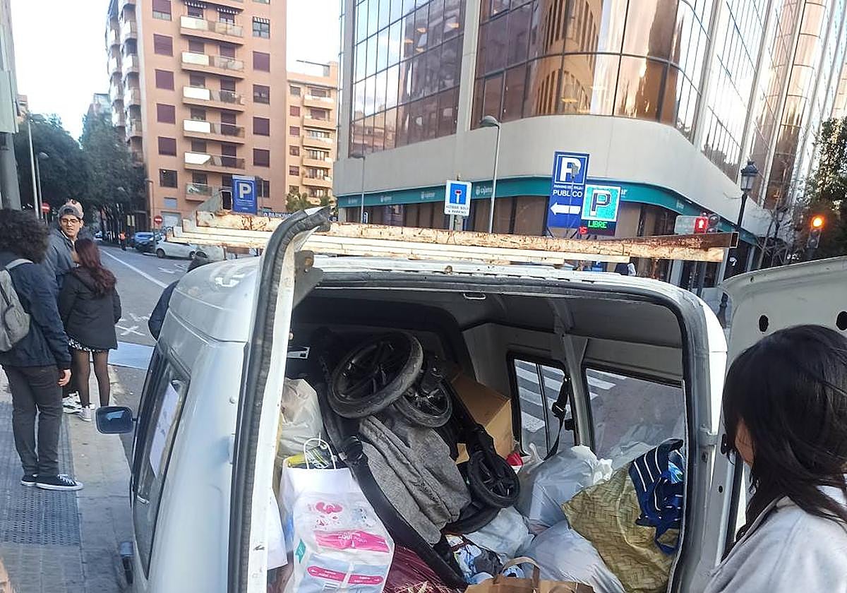 Uno de los coches cargado de materiales.