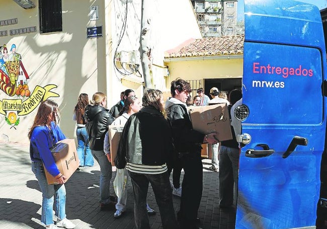 Las comisiones falleras de la zona se organizaron para recoger todo tipo de alimentos y mantas para las familias.