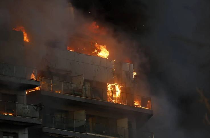 El edificio calcinado en Campanar.