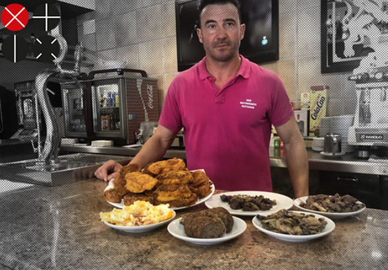 Fran Pérez muestra algunas de las tapas con las que monta bocadillos y sus famosas torrijas.