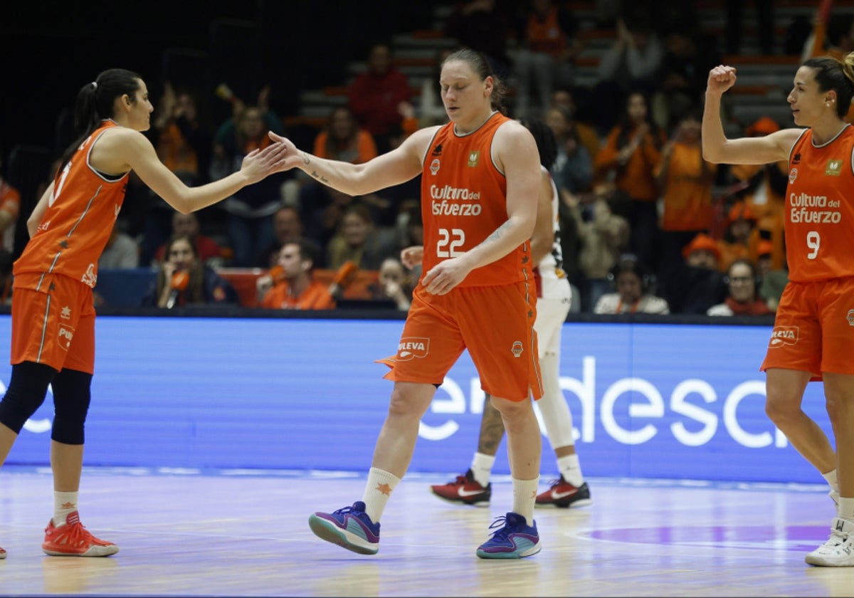 El equipo femenino en su último partido en la Fonteta