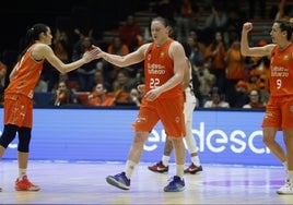 El equipo femenino en su último partido en la Fonteta