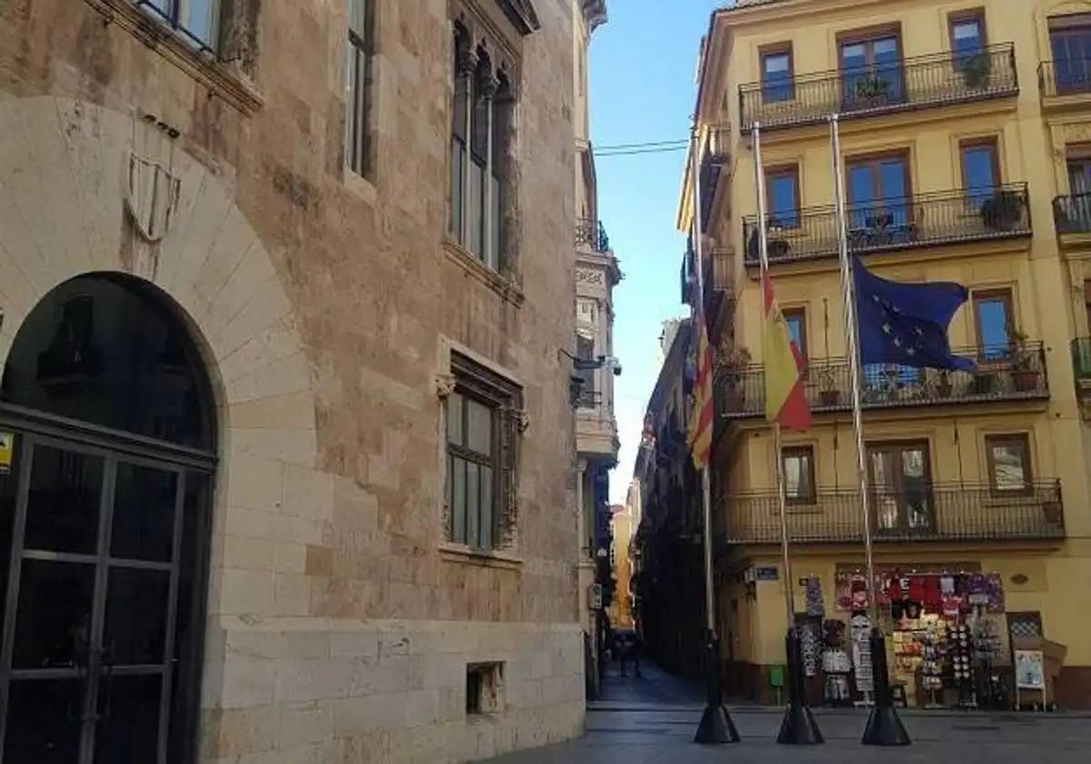 Banderas a media asta junto al edificio de la Generalitat Valenciana.