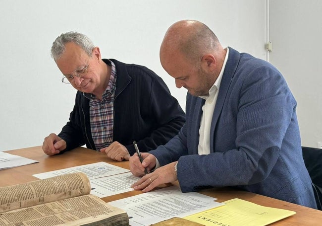 Tomás Merlos y el alcalde de Teulada, durante el acto de recepción de los ejemplares.