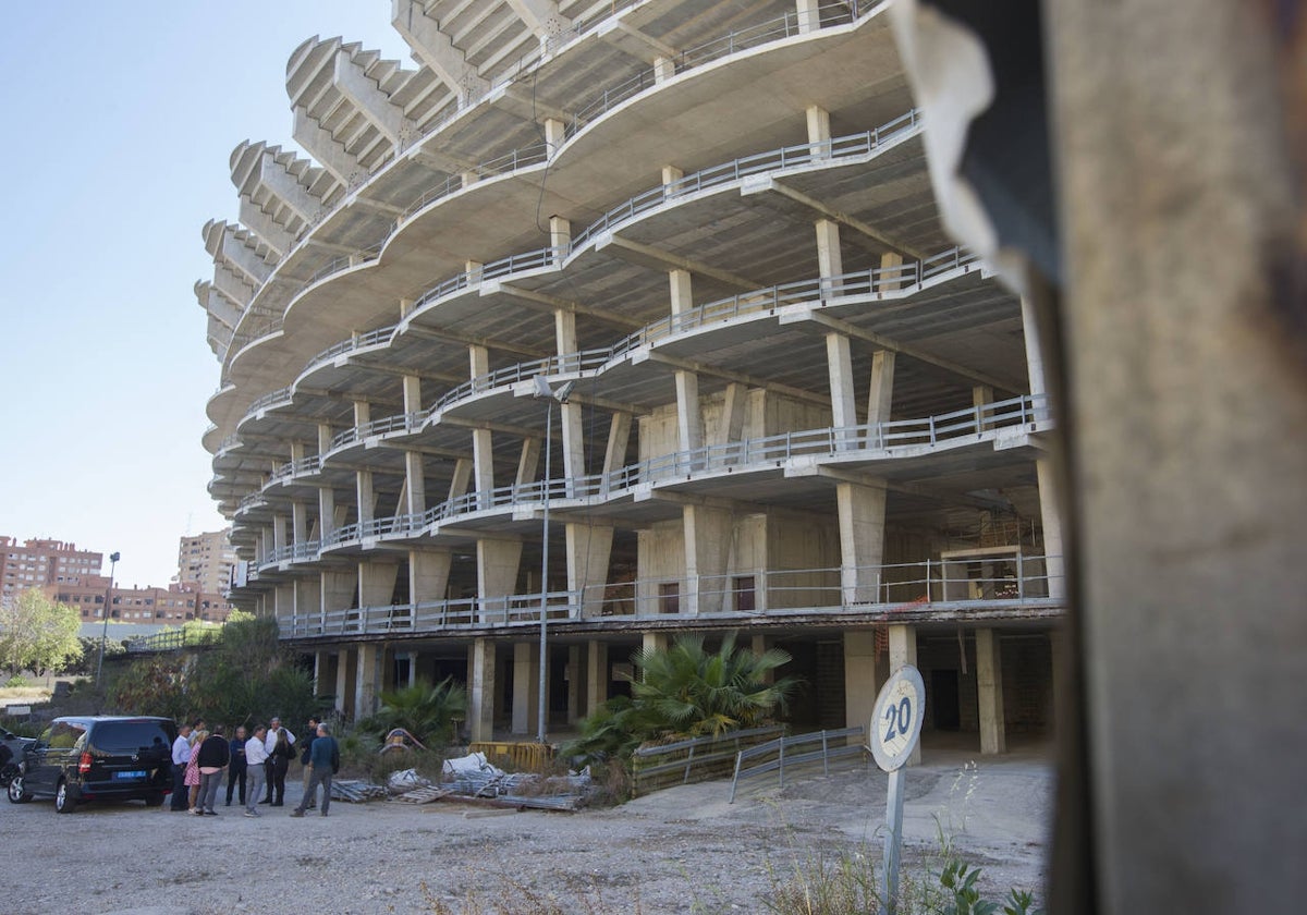 Miembros de la Federación y de la comisión mundialista, en su visita al nuevo Mestalla.