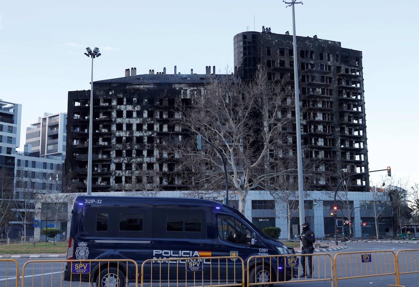 Fotos del segundo día tras el pavoroso incendio en Campanar