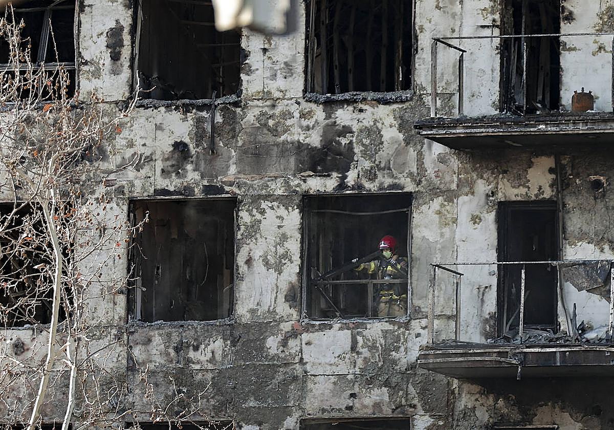 El jefe de los bomberos: «El comportamiento del fuego no fue normal»