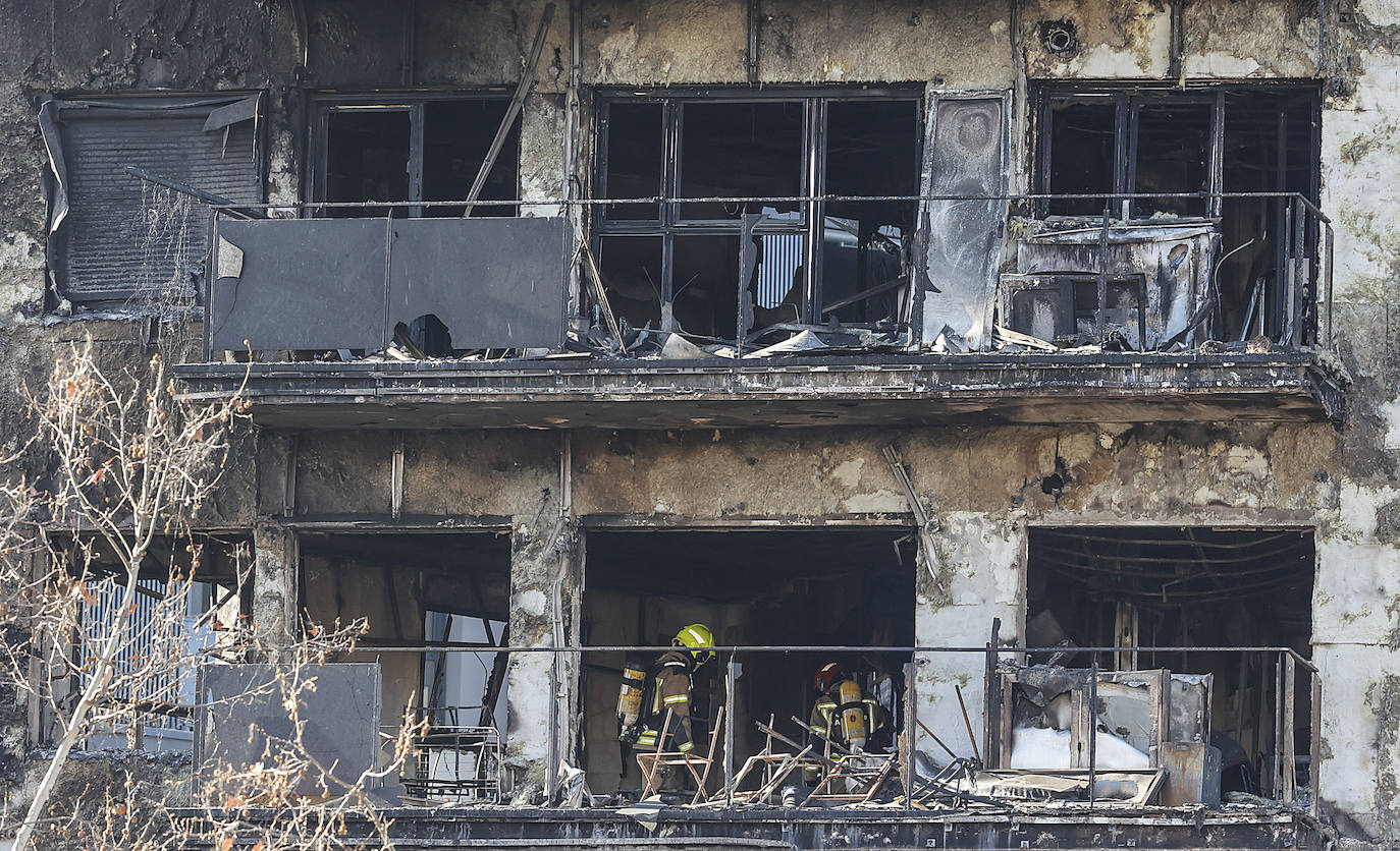 Fotos del segundo día tras el pavoroso incendio en Campanar