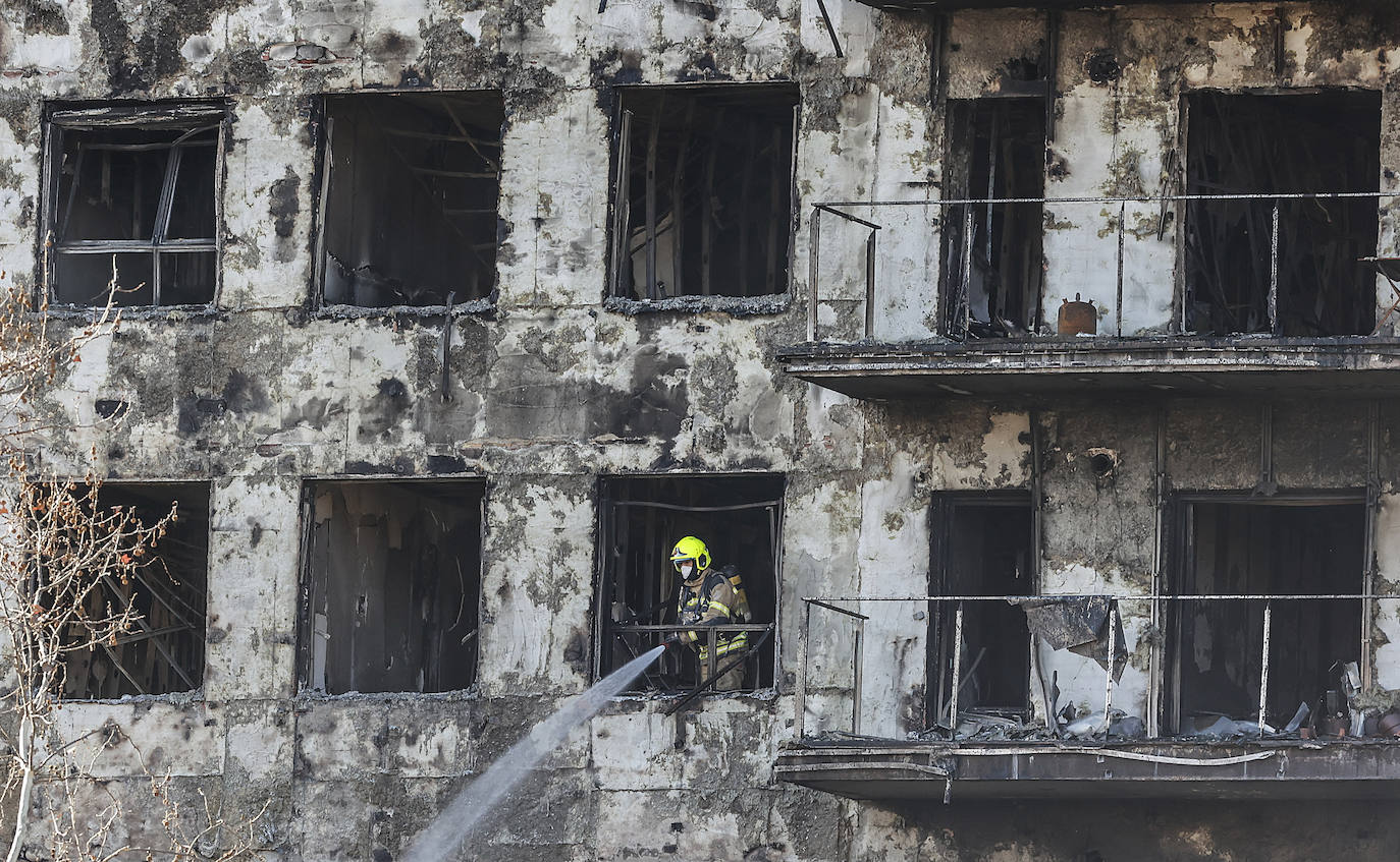 Fotos del segundo día tras el pavoroso incendio en Campanar