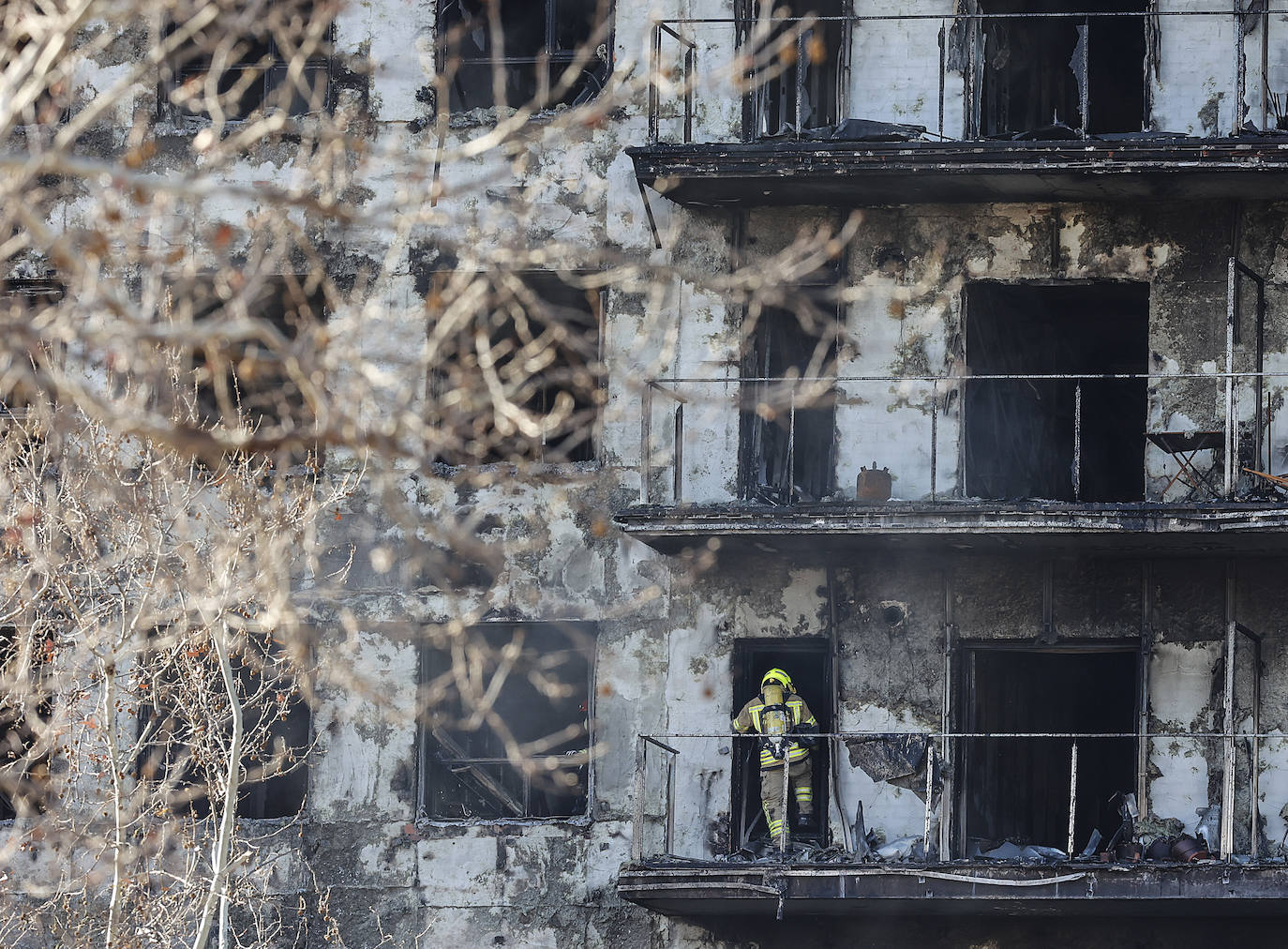 Fotos del segundo día tras el pavoroso incendio en Campanar