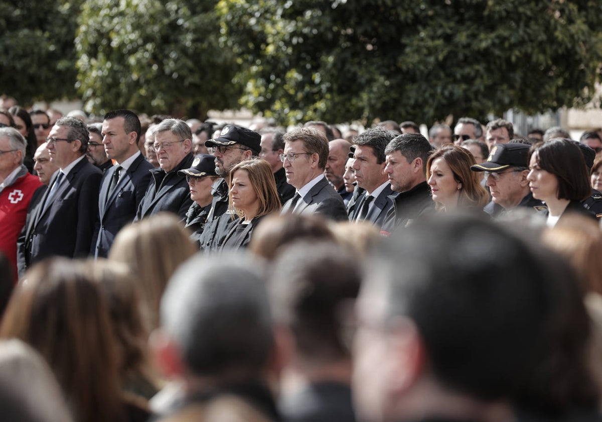 Feijóo, con las principales autoridades de la Comunitat, durante el minuto de silencio.