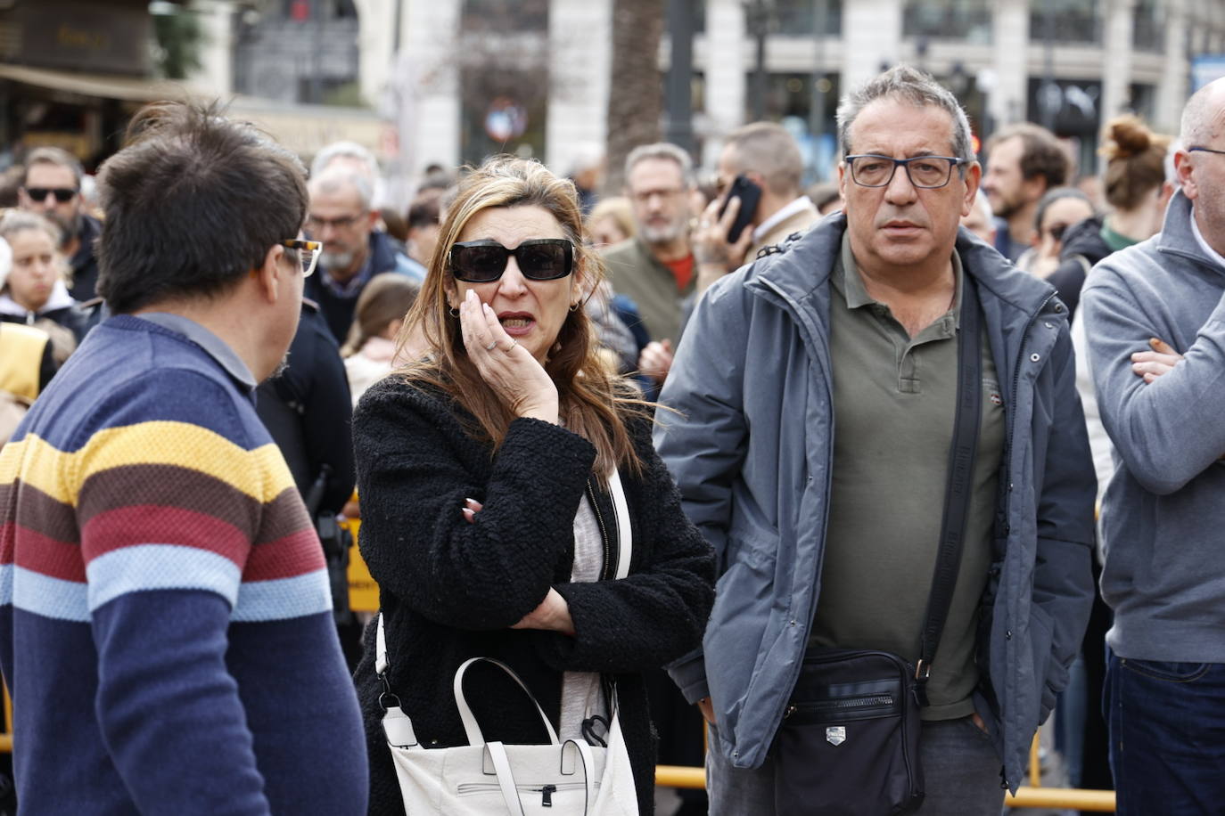 Fotos del minuto de silencio en Valencia en recuerdo de las víctimas del incendio