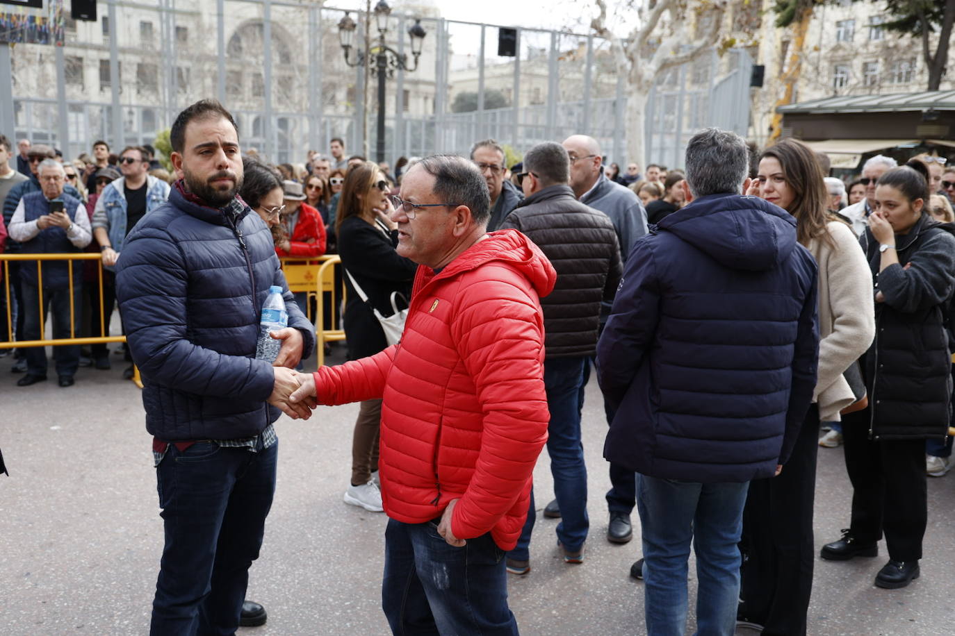 Fotos del minuto de silencio en Valencia en recuerdo de las víctimas del incendio