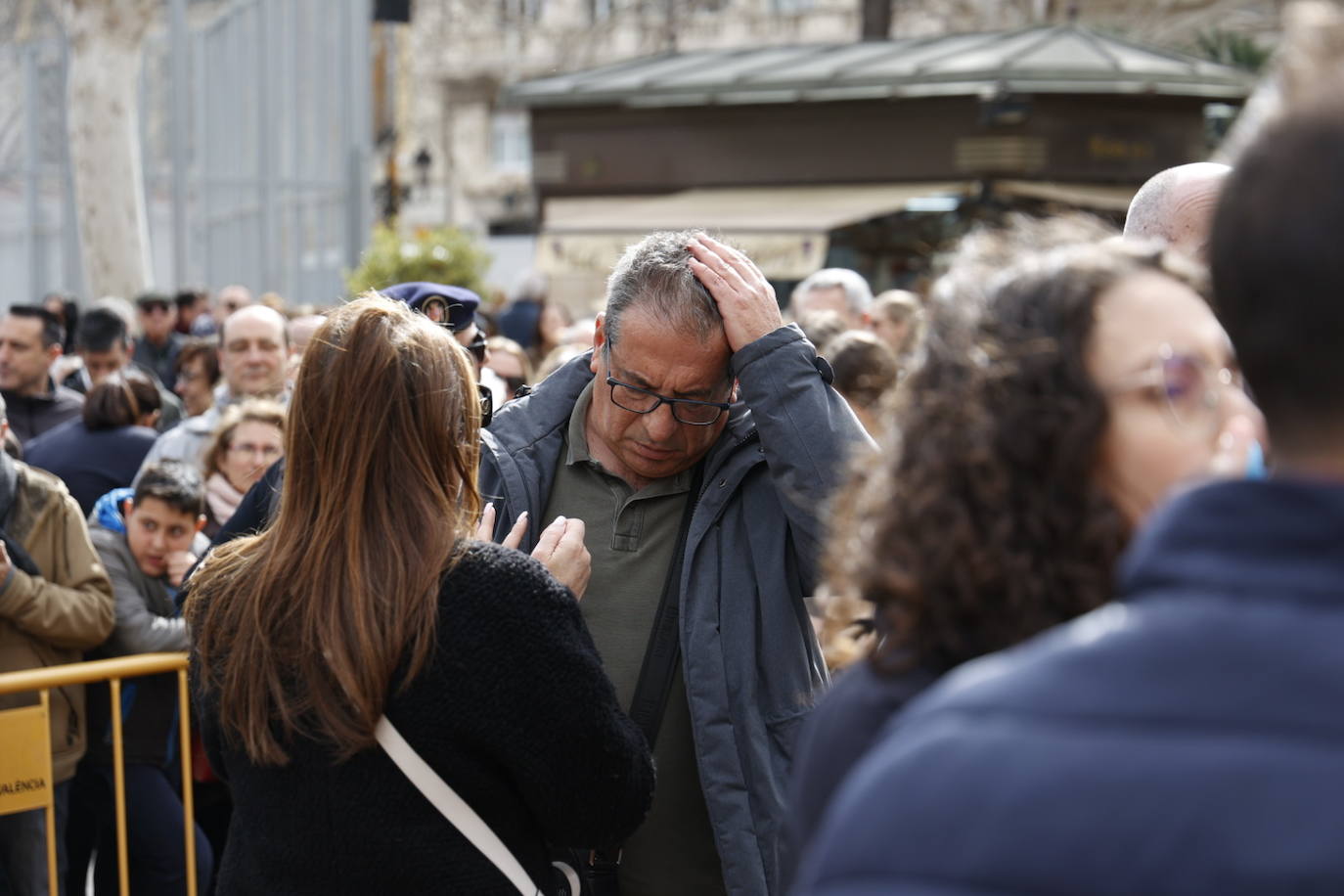 Fotos del minuto de silencio en Valencia en recuerdo de las víctimas del incendio