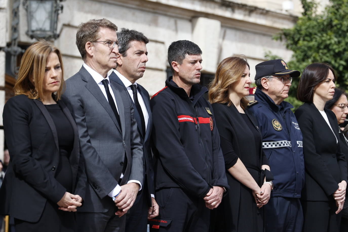 Fotos del minuto de silencio en Valencia en recuerdo de las víctimas del incendio