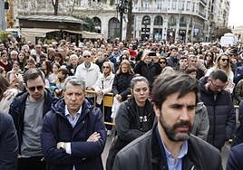 Fotos del minuto de silencio en Valencia en recuerdo de las víctimas del incendio