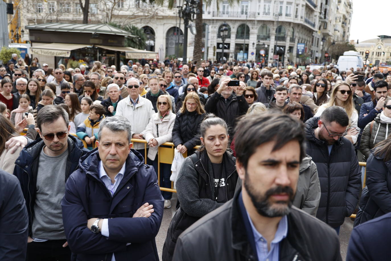 Fotos del minuto de silencio en Valencia en recuerdo de las víctimas del incendio