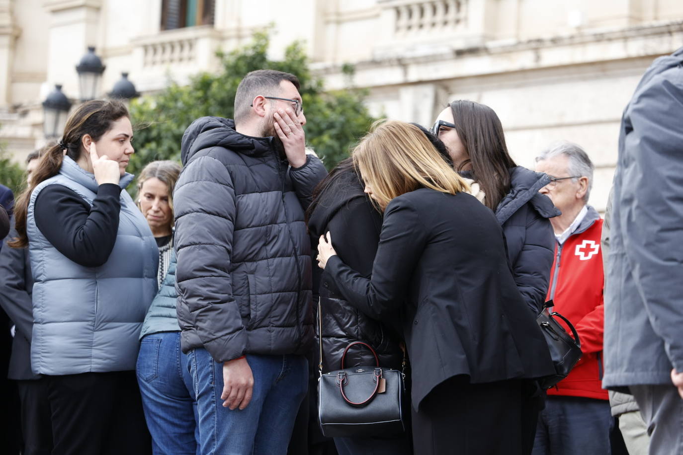 Fotos del minuto de silencio en Valencia en recuerdo de las víctimas del incendio