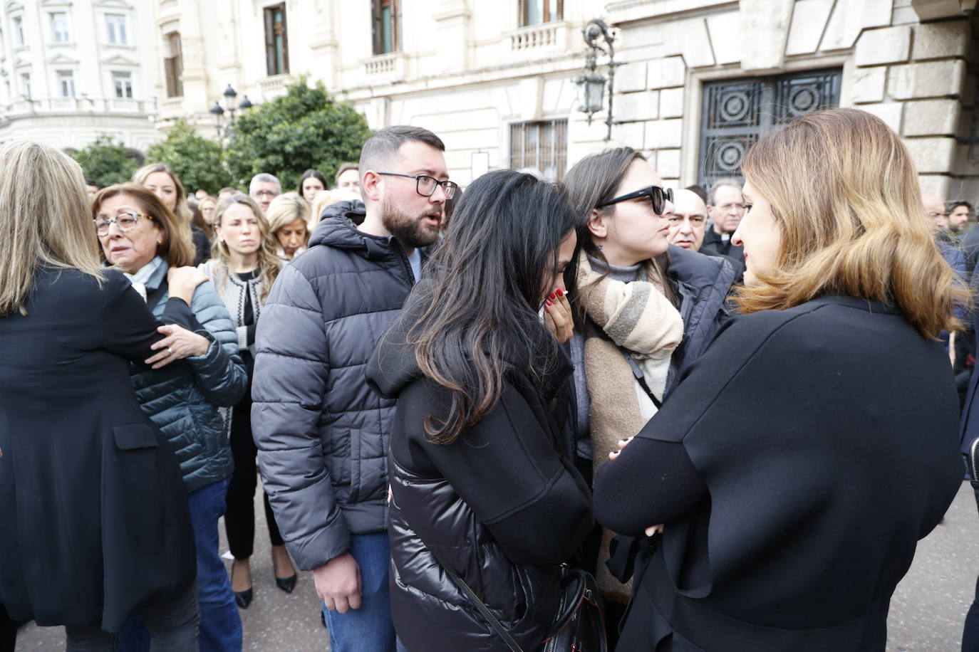 Fotos del minuto de silencio en Valencia en recuerdo de las víctimas del incendio