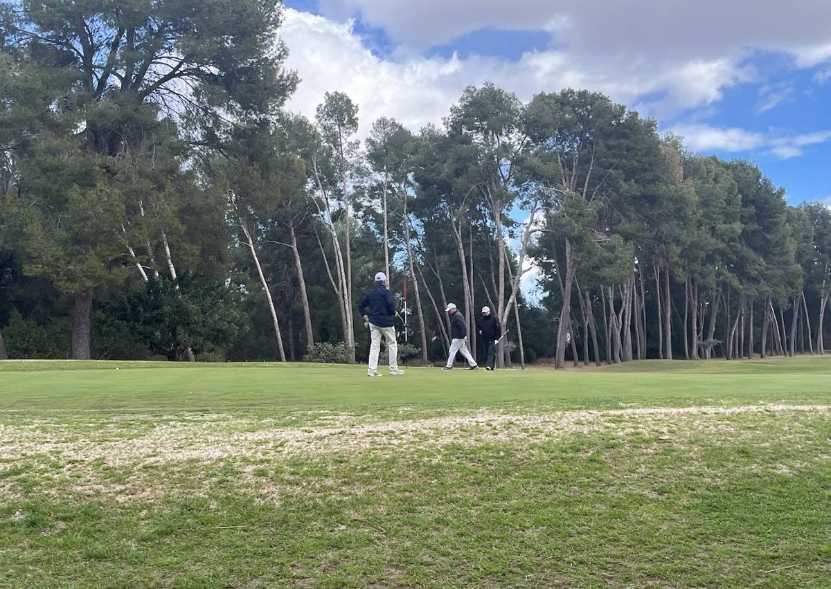 Imagen secundaria 1 - Tres miembros del COGITI, conversan tras el torneo.