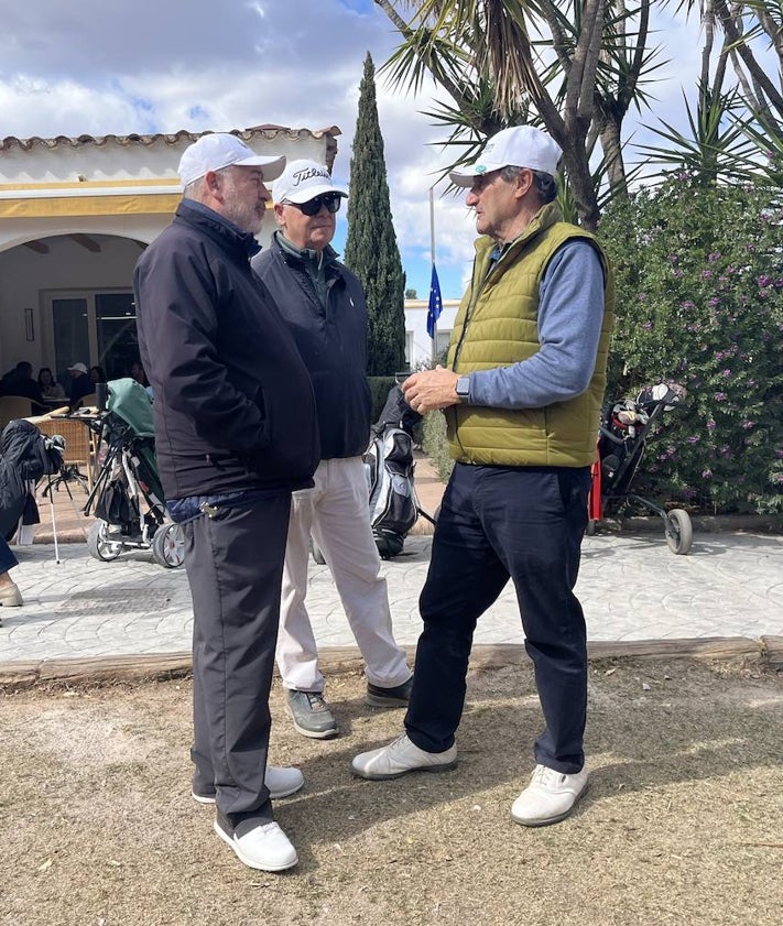 Imagen secundaria 2 - Tres miembros del COGITI, conversan tras el torneo.