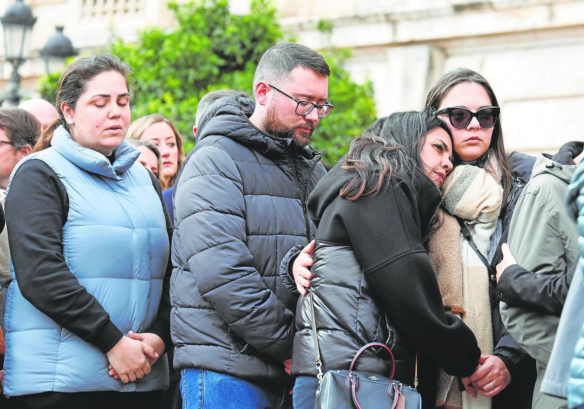 Asistentes al minuto de silencio convocado en la plaza del Ayuntamiento.