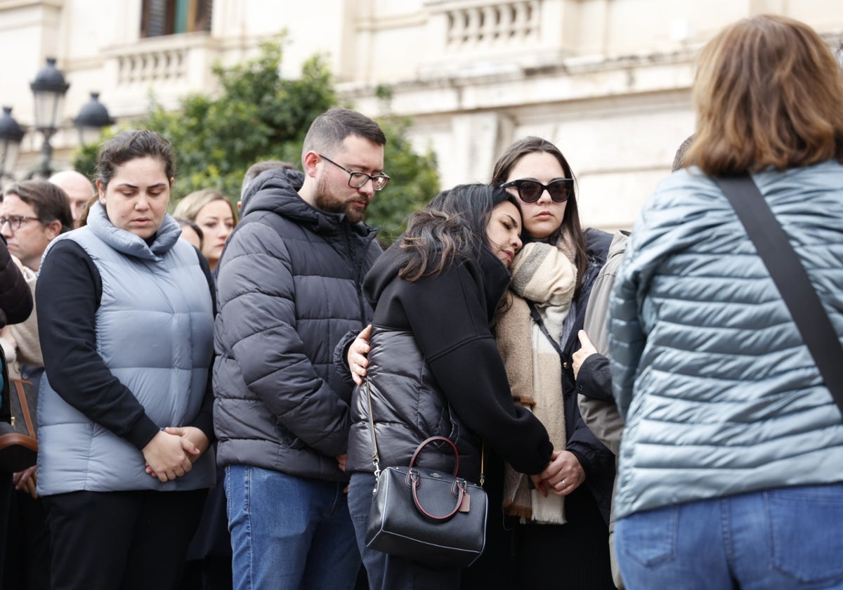 Dolor y rostros compungidos entre los asistentes al minuto de silencio en la plaza del Ayuntamiento.