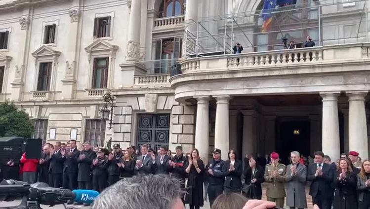 Minuto de silencio en la plaza del Ayuntamiento en recuerdo de las víctimas del incendio de Campanar (Valencia)