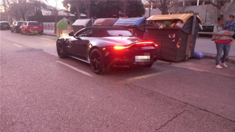 Los coches salen del parking de las torres incendiadas en Campanar