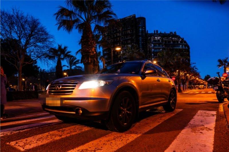 Los coches salen del parking de las torres incendiadas en Campanar