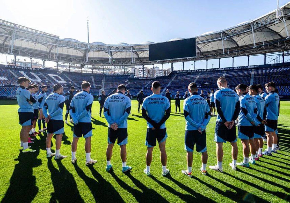 Minuto de silencio de la primera plantilla del Levante antes de entrenarse este viernes en el Ciutat.