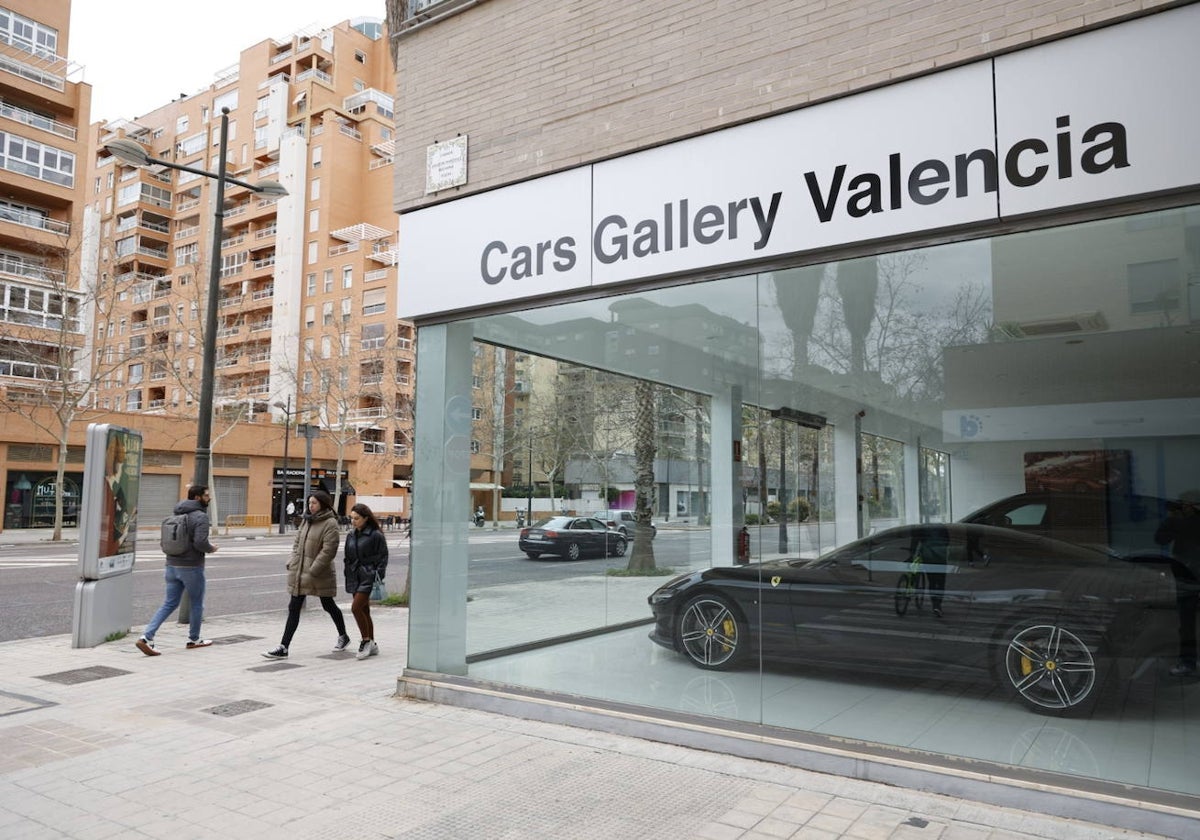 ¿Por qué salieron varios coches de lujo del parking del edificio de Campanar?