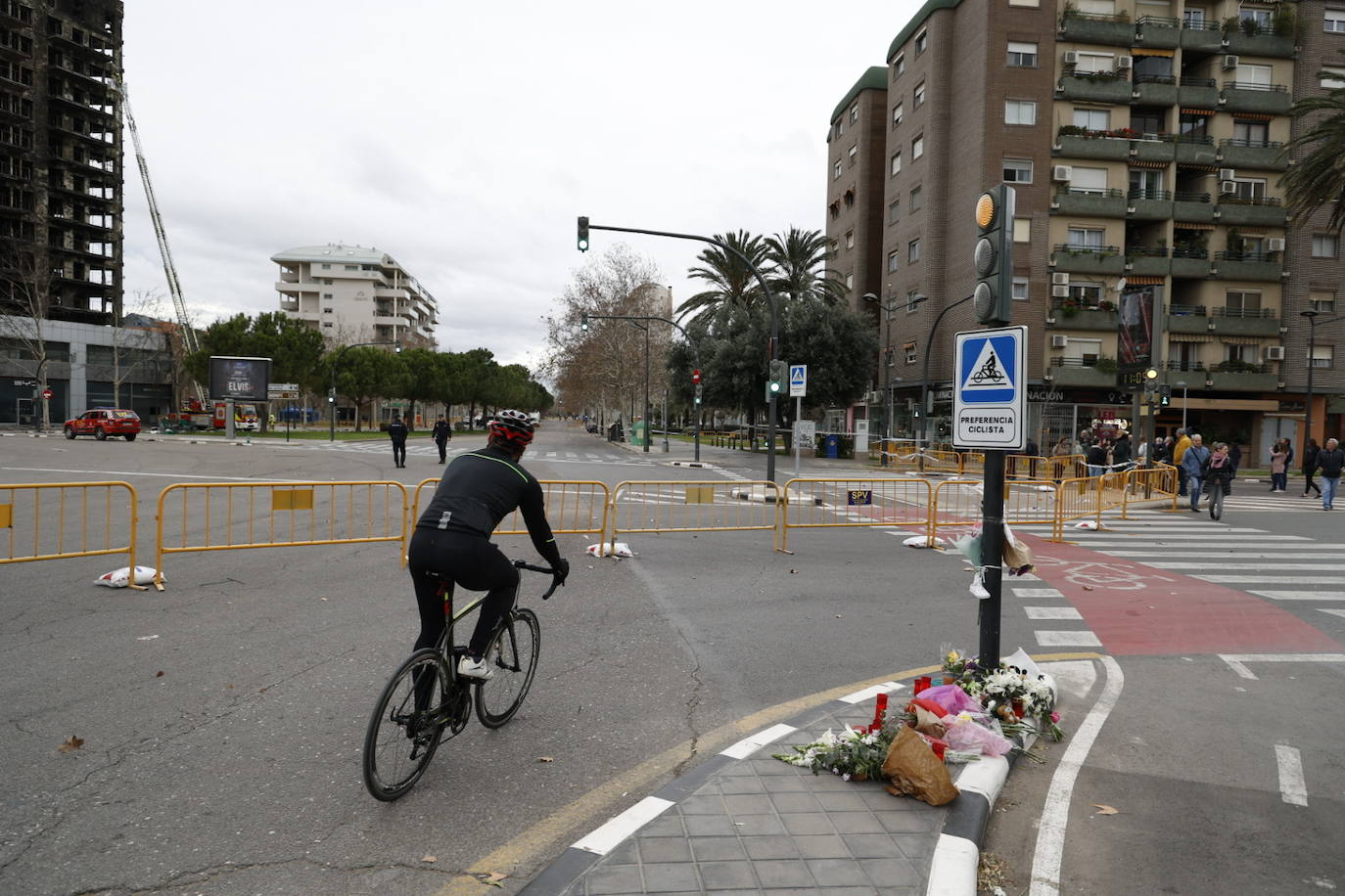 Fotos del altar en honor a las víctimas del incendio de Valencia