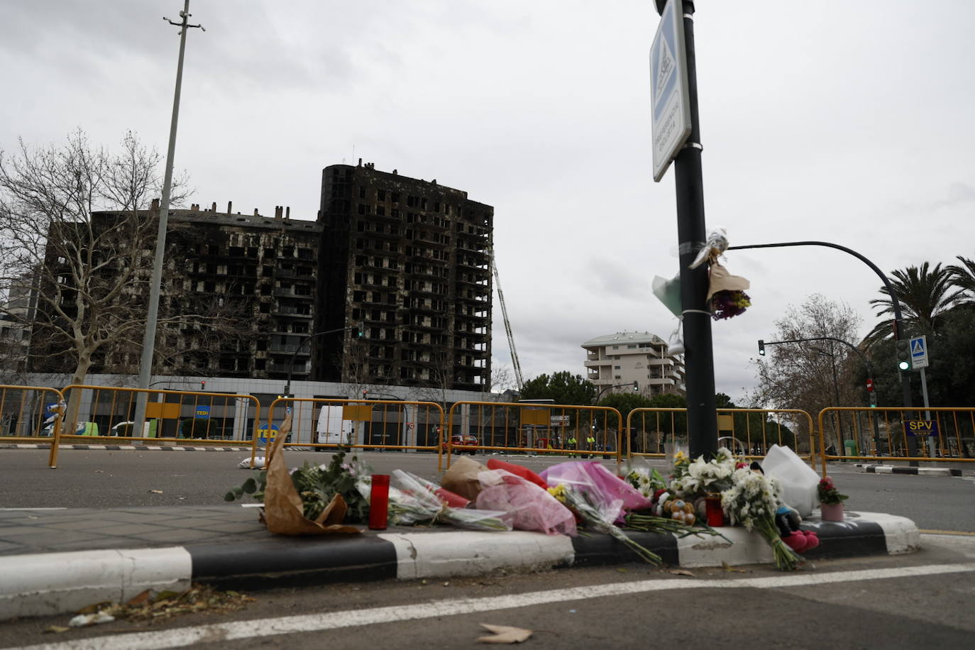 Fotos del altar en honor a las víctimas del incendio de Valencia