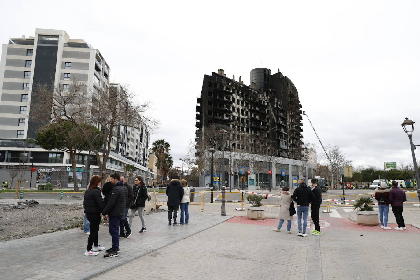 Fotos del altar en honor a las víctimas del incendio de Valencia