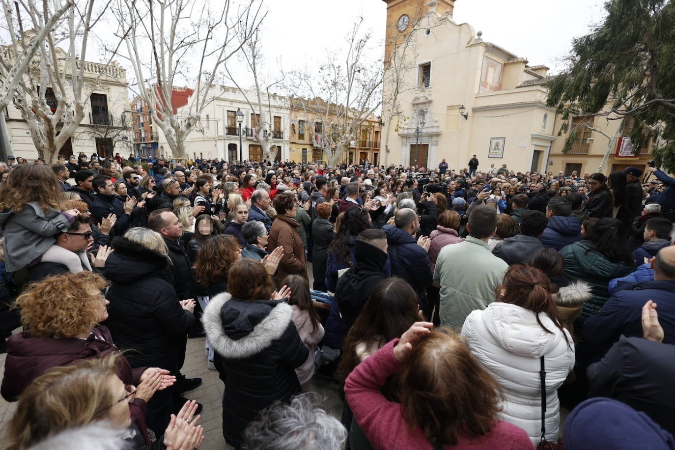 Fotos del minuto de silencio en la plaza de la iglesia de Campanar