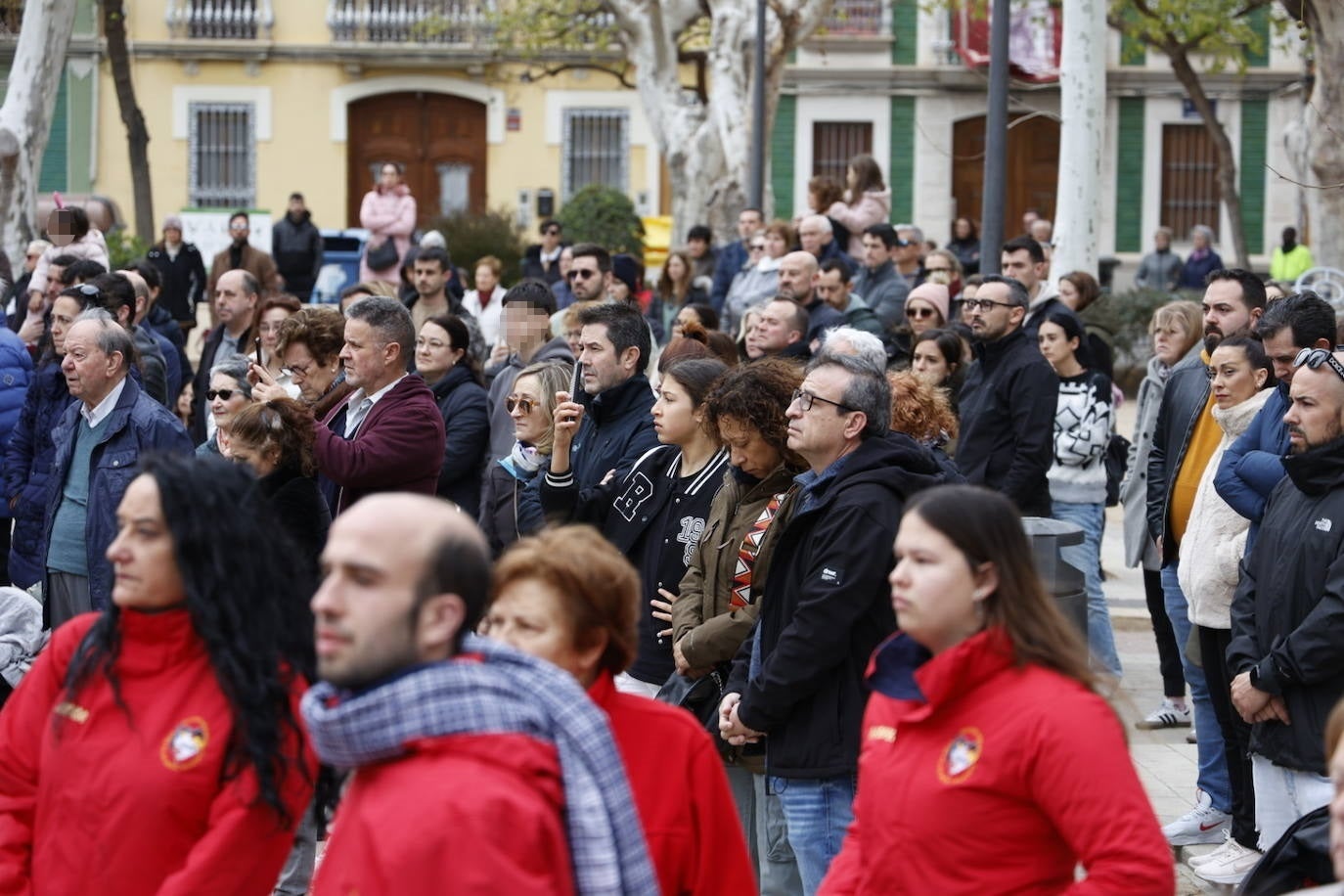 Fotos del minuto de silencio en la plaza de la iglesia de Campanar