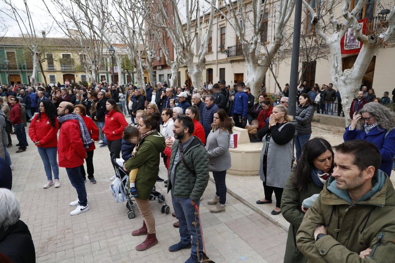 Fotos del minuto de silencio en la plaza de la iglesia de Campanar