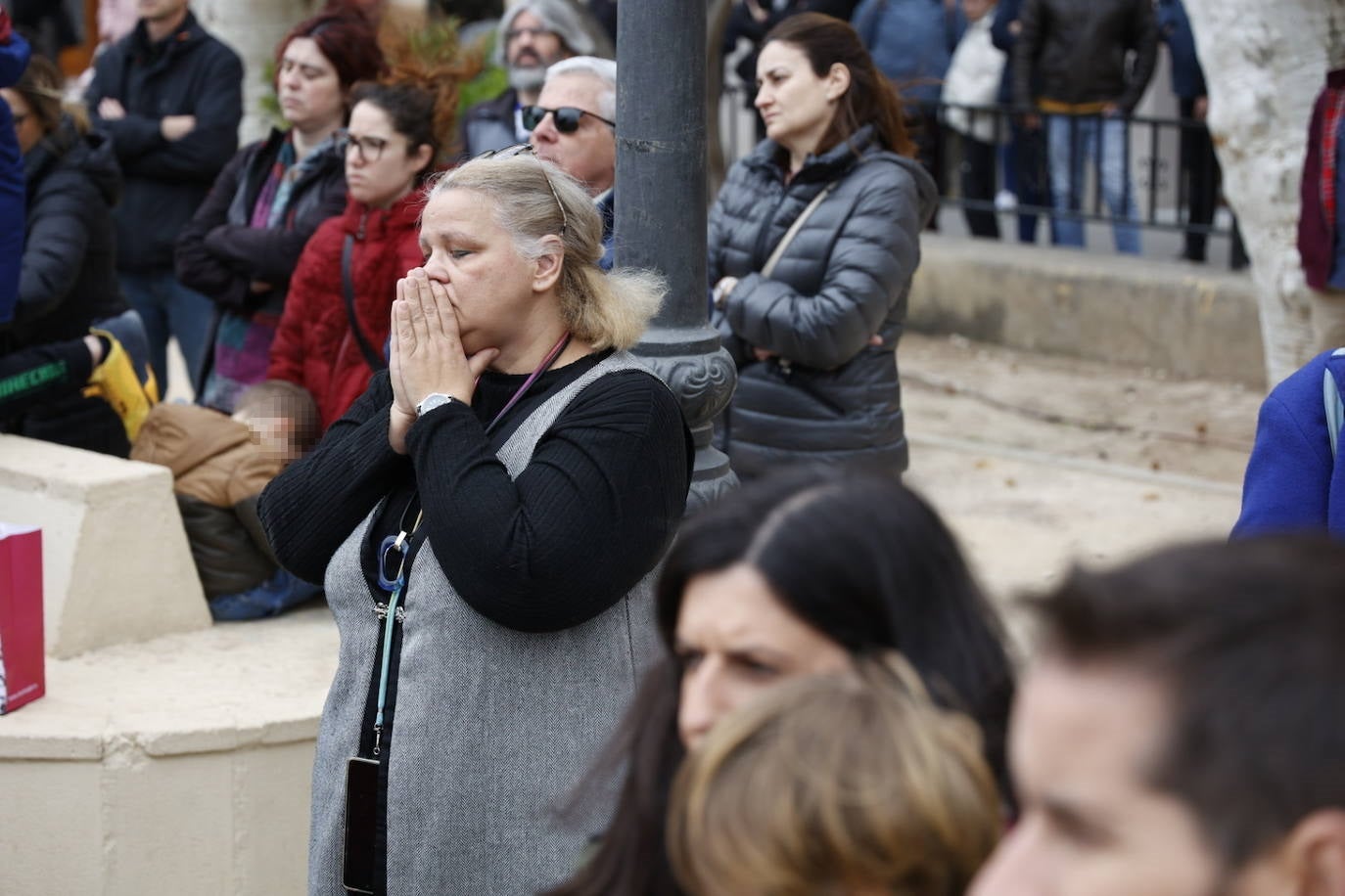 Fotos del minuto de silencio en la plaza de la iglesia de Campanar