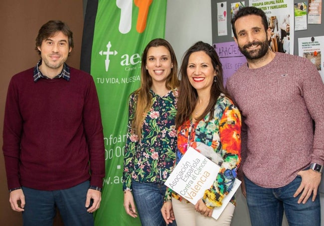 Vanesa, con Puri a su izquierda, la responsable de voluntarios en la asociación.