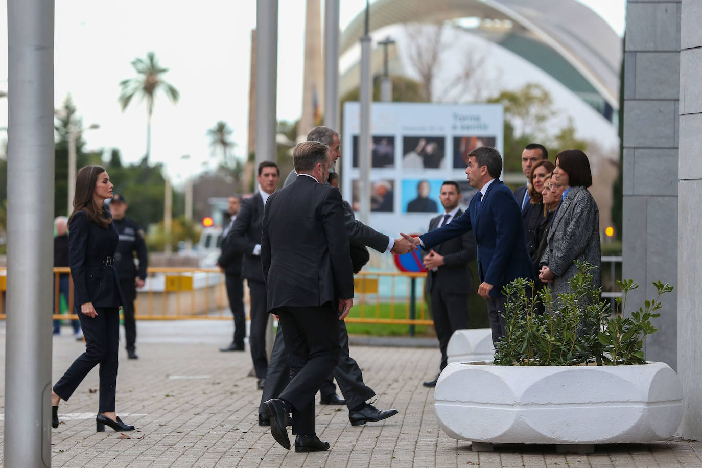 Todas las imágenes de los Reyes con las víctimas y en su visita al edificio de Campanar