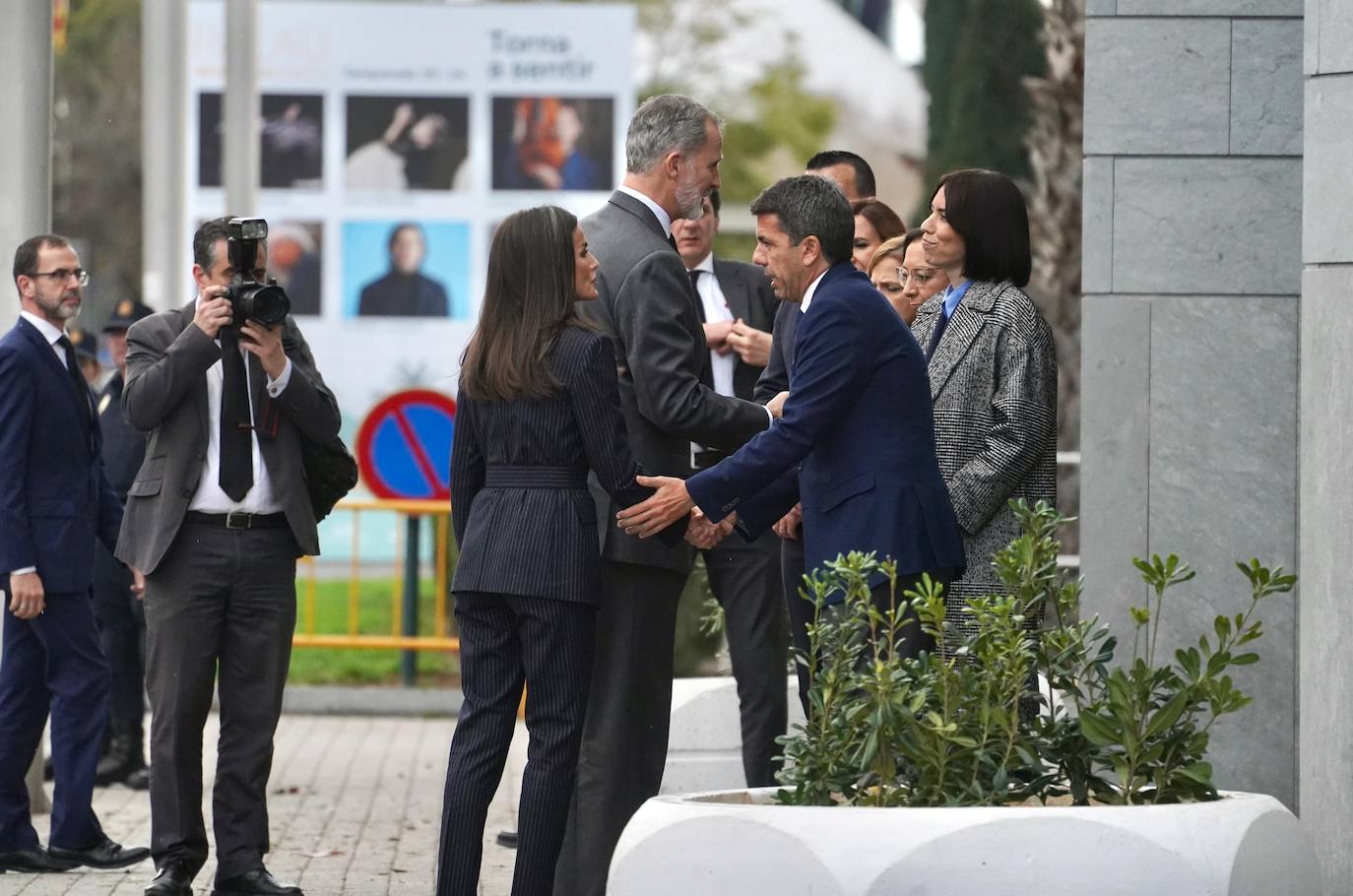 Todas las imágenes de los Reyes con las víctimas y en su visita al edificio de Campanar