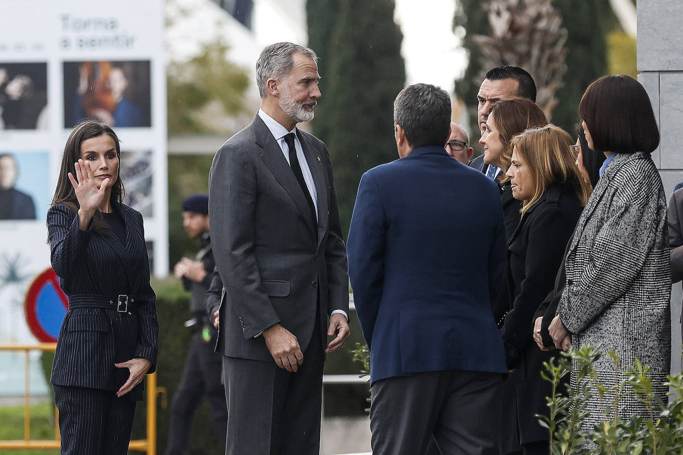 Todas las imágenes de los Reyes con las víctimas y en su visita al edificio de Campanar