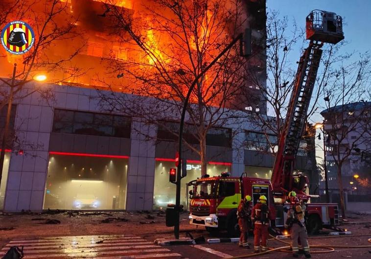 Los bomberos durante las labores de extinción del incendio.