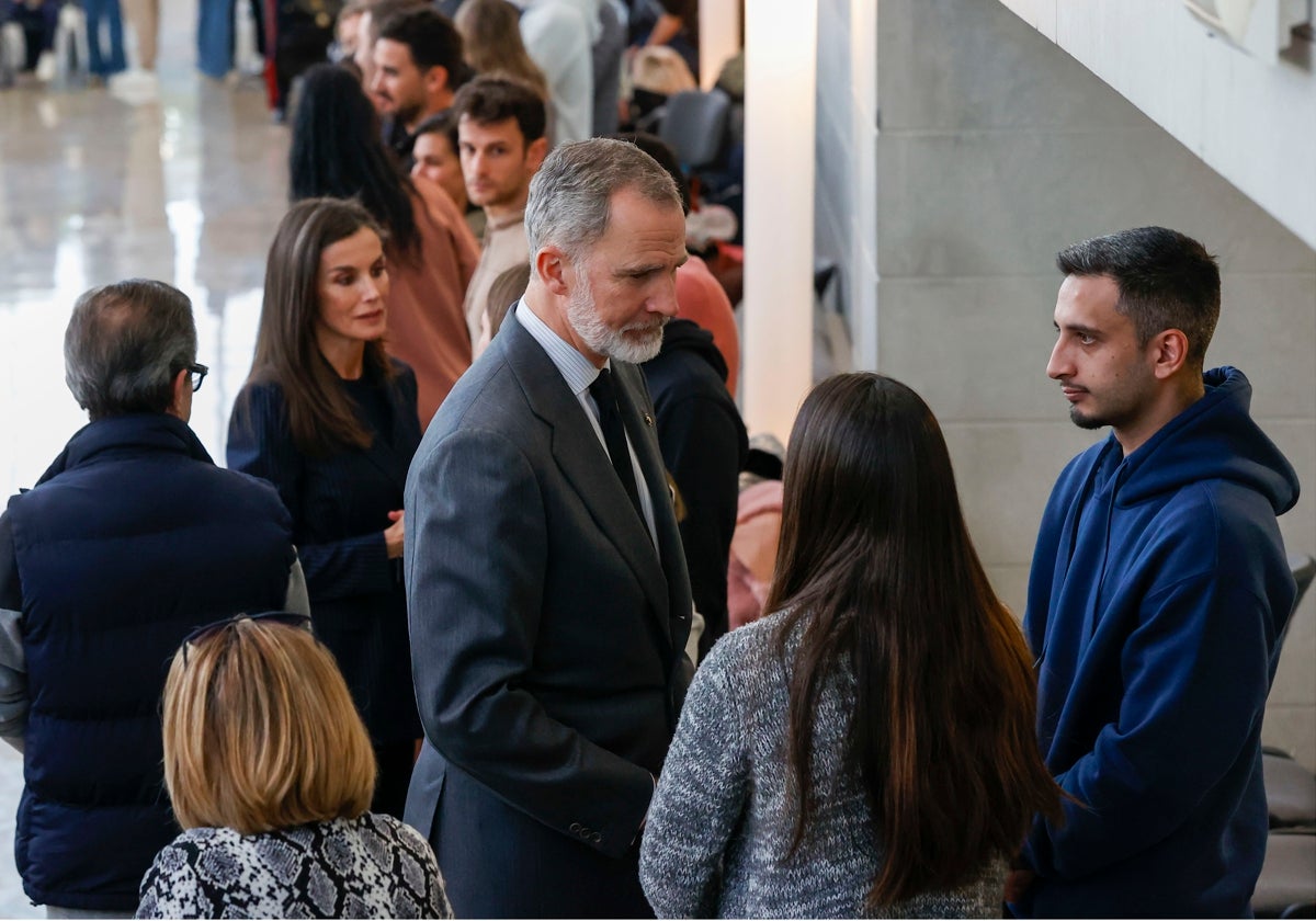 Felipe VI, con la Reina al fondo, departe con Sara en presencia de Amar, la pareja rescatada.