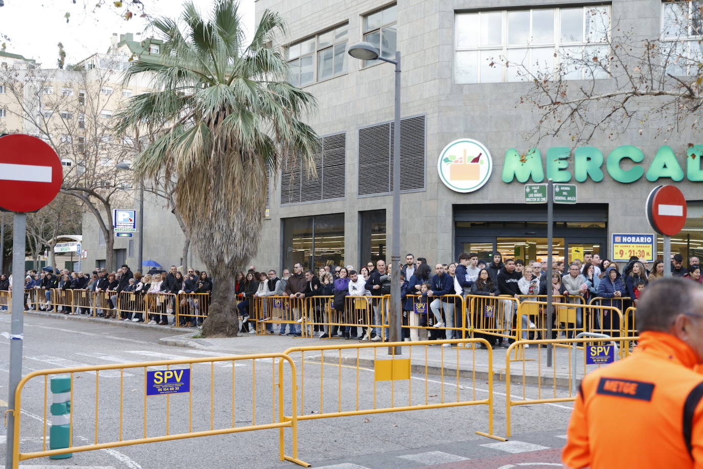 Todas las imágenes de los Reyes con las víctimas y en su visita al edificio de Campanar