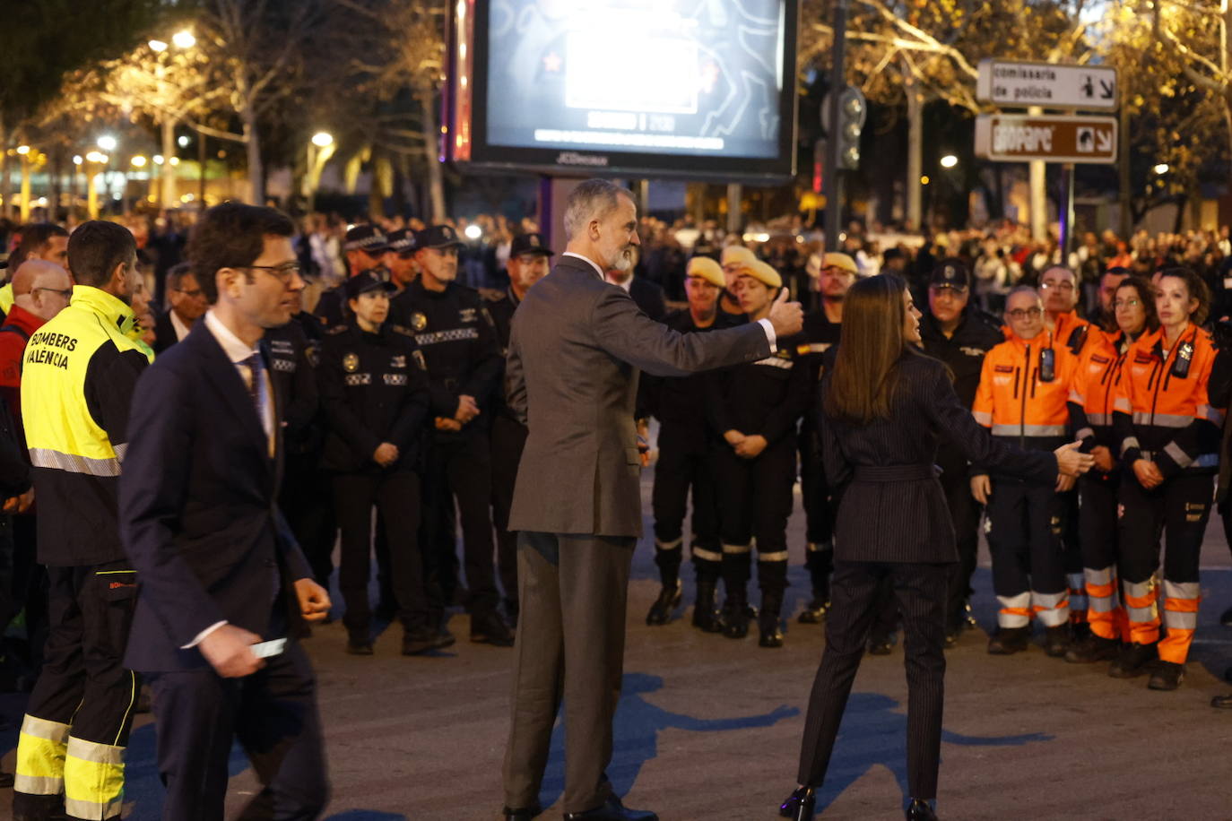 Todas las imágenes de los Reyes con las víctimas y en su visita al edificio de Campanar