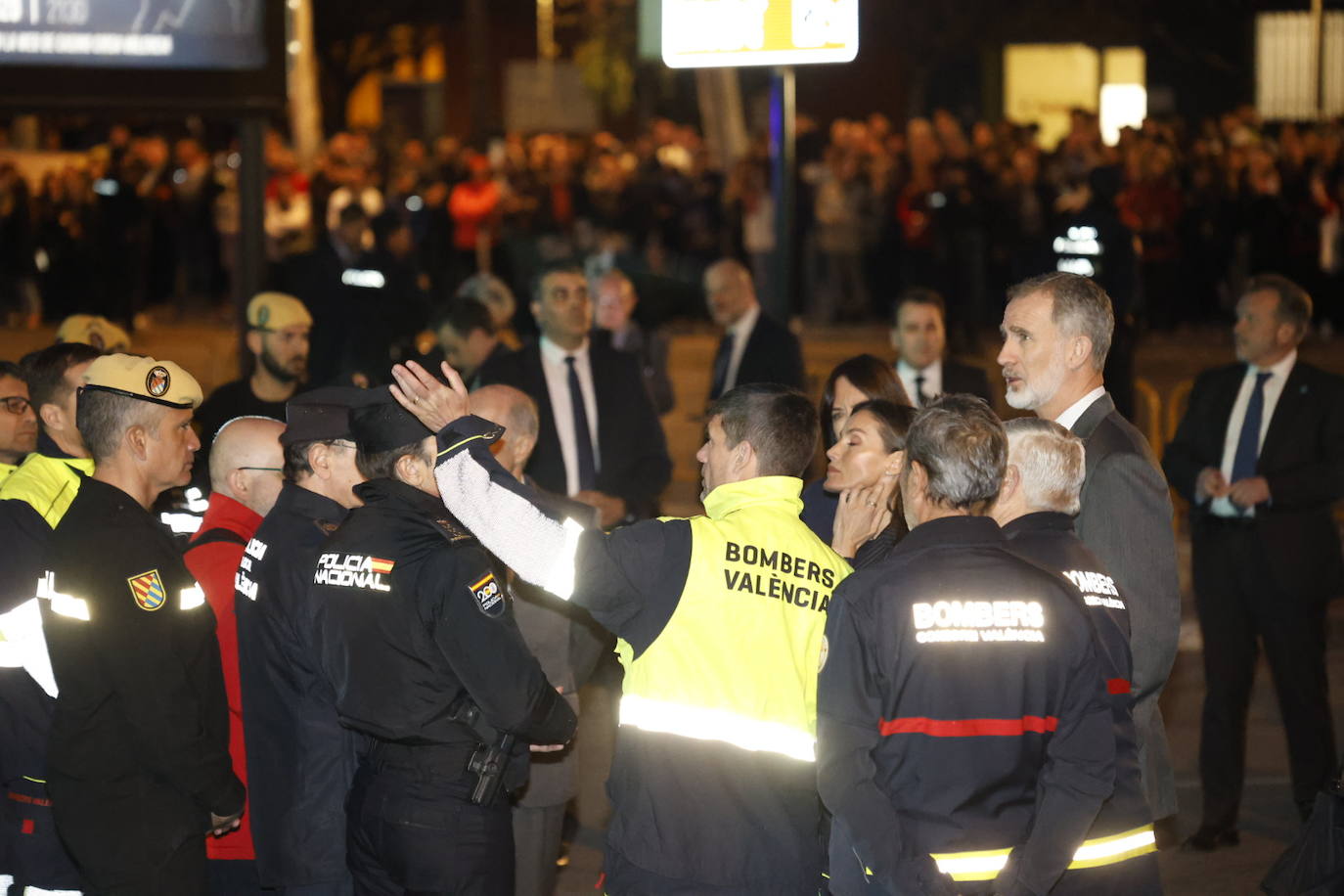 Todas las imágenes de los Reyes con las víctimas y en su visita al edificio de Campanar