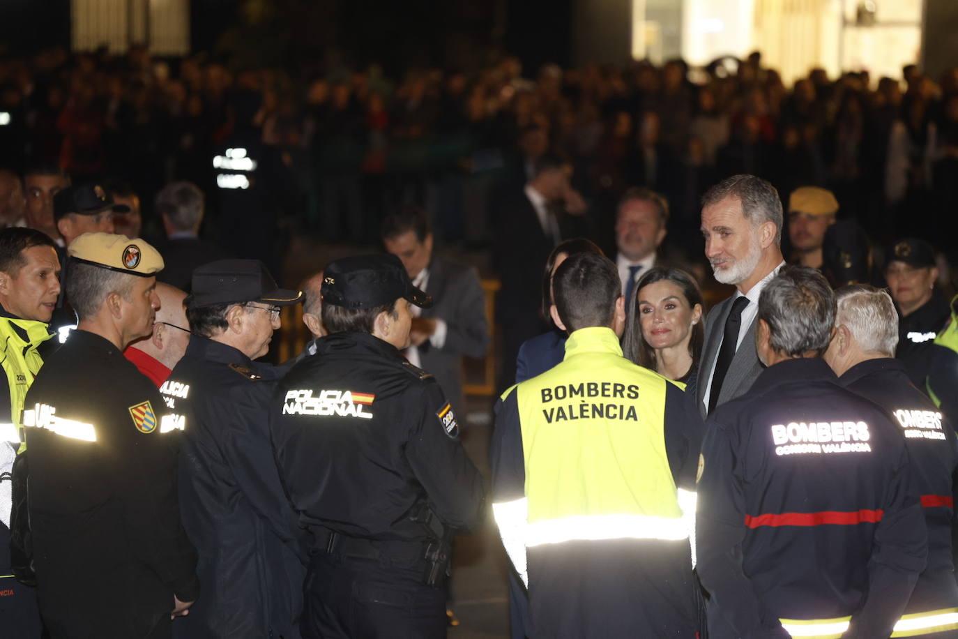 Todas las imágenes de los Reyes con las víctimas y en su visita al edificio de Campanar