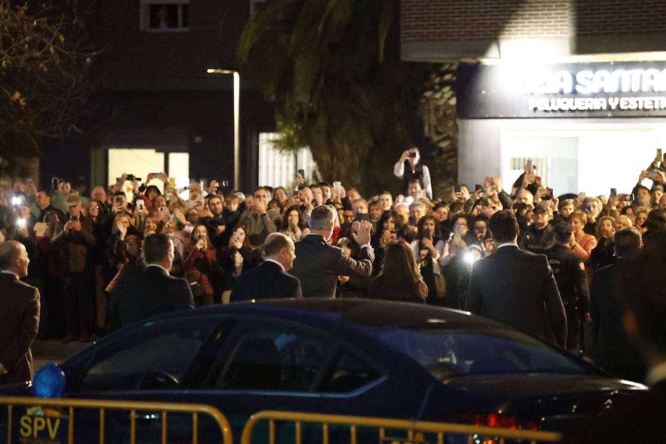 Todas las imágenes de los Reyes con las víctimas y en su visita al edificio de Campanar